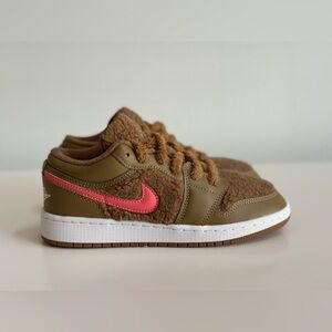 RARE find JORDAN 1 LOW UTL GS
"Teddy Bear"